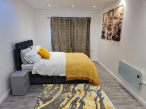 Modern One Bedroom Flat with Private Back Garden